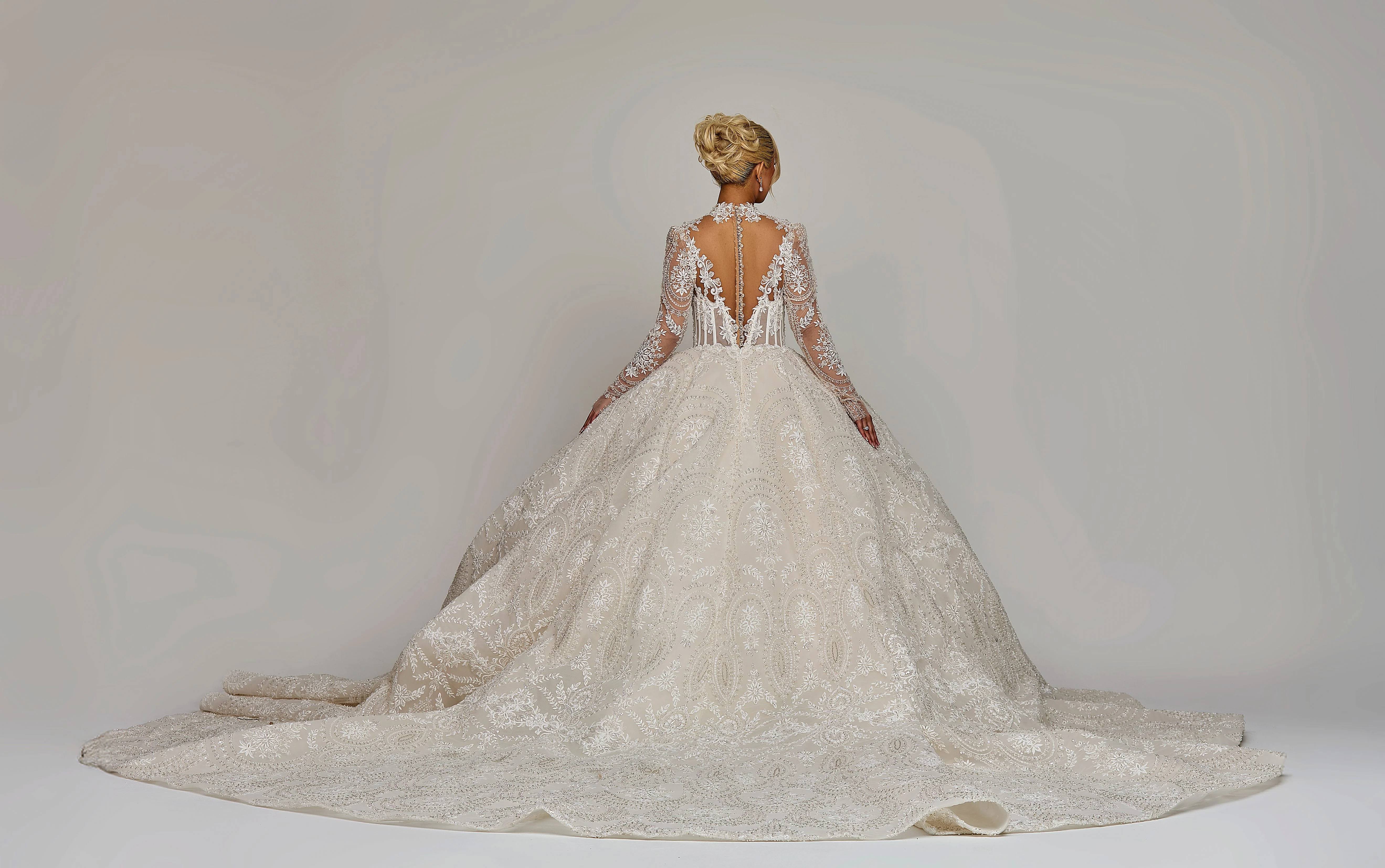 Grand Wedding Dress - Image 4